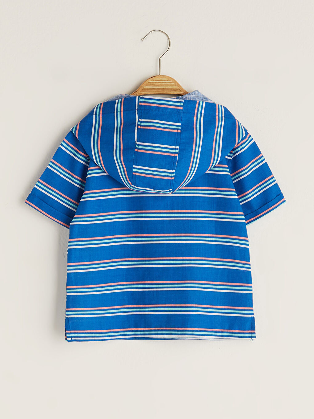 قميص أولاد رضع مخطط بكم قصير وبكابوش من قماش بوبلين-1