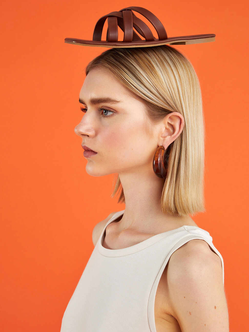 Kahverengi Deri Görünümlü Çapraz Bantlı Kadın Terlik