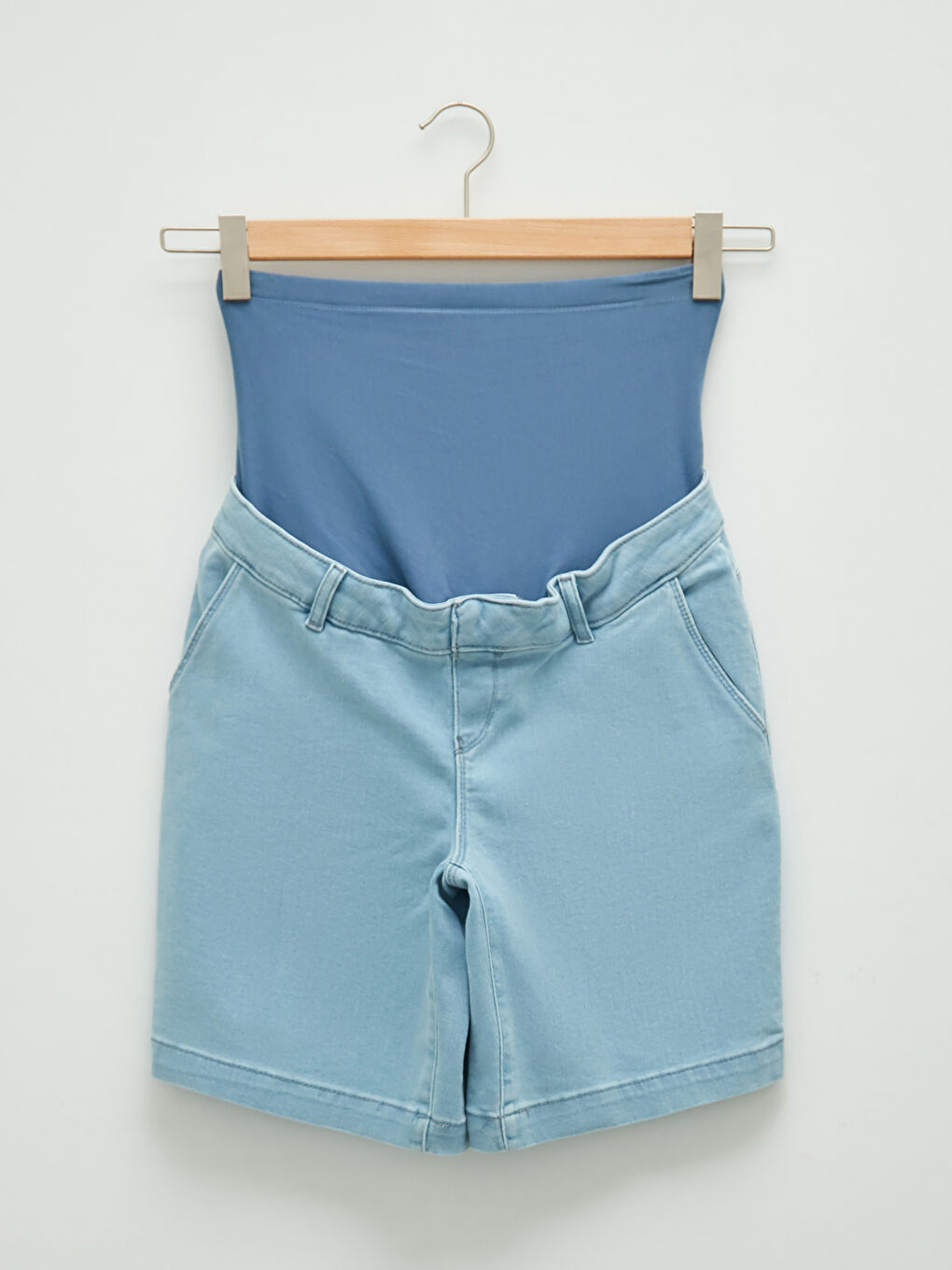 Umstandsshorts aus Jeansstoff mit Bauchband, schlichtem Muster und Taschen-5