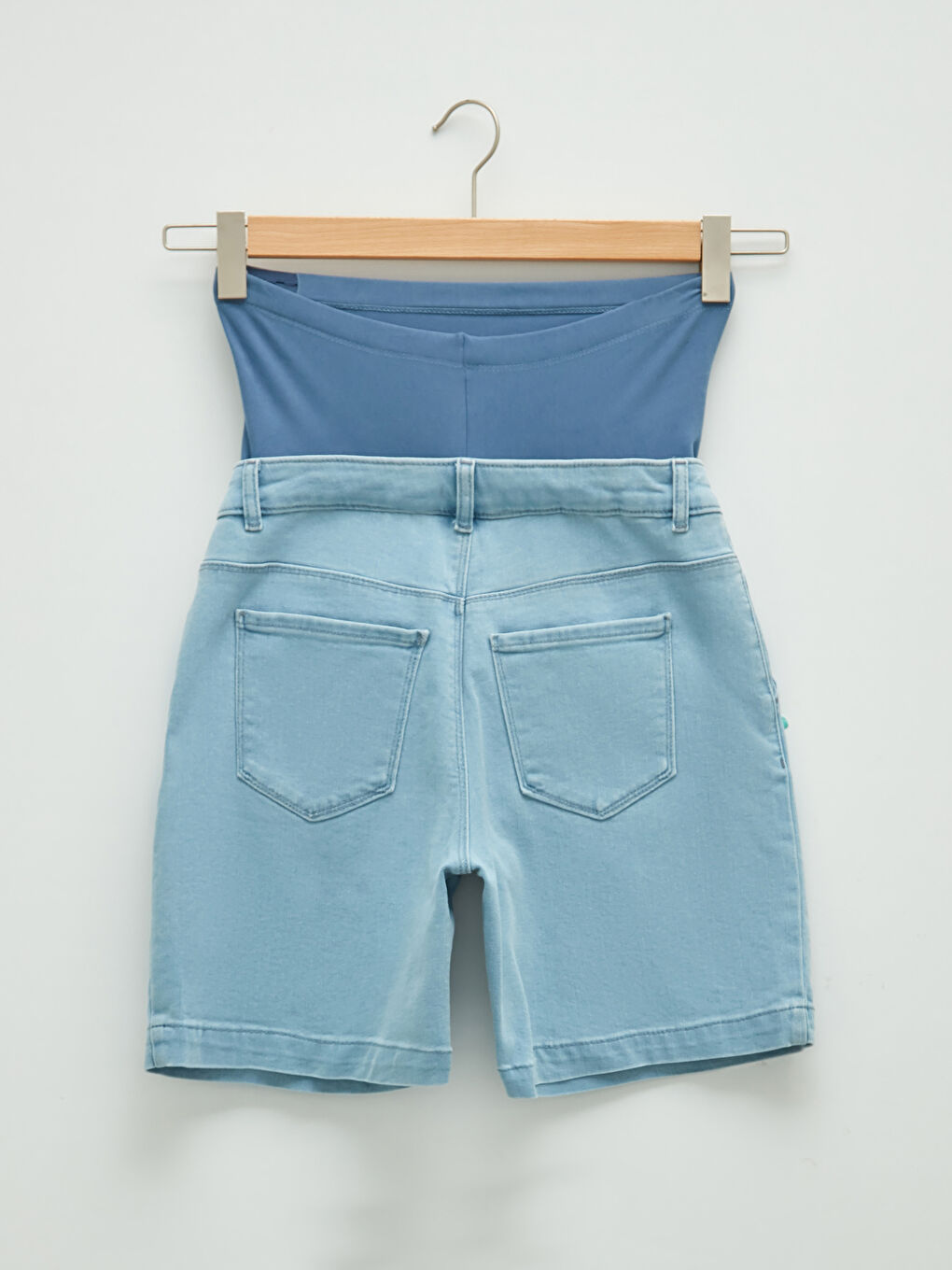 Umstandsshorts aus Jeansstoff mit Bauchband, schlichtem Muster und Taschen-6