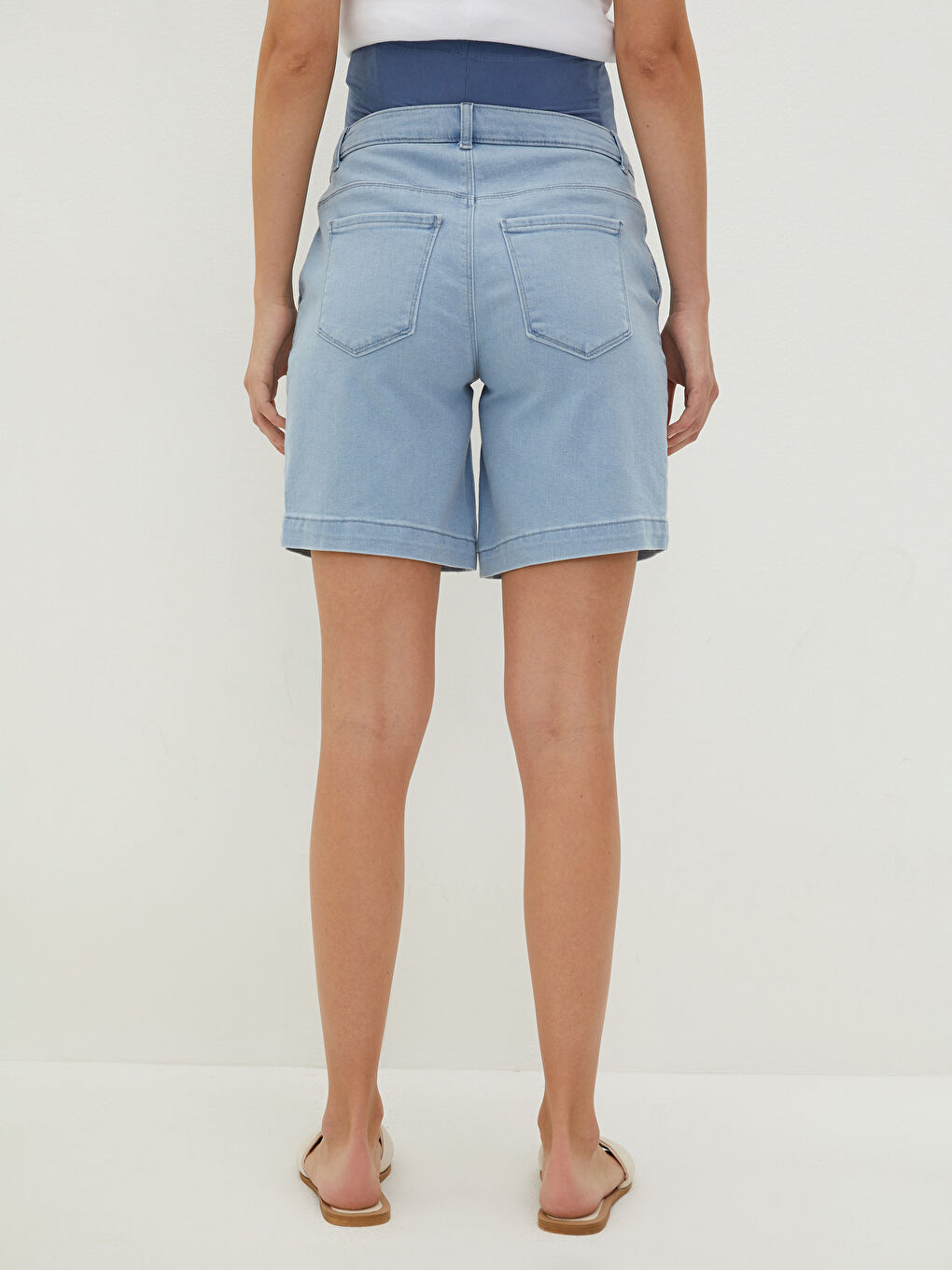 Umstandsshorts aus Jeansstoff mit Bauchband, schlichtem Muster und Taschen-4