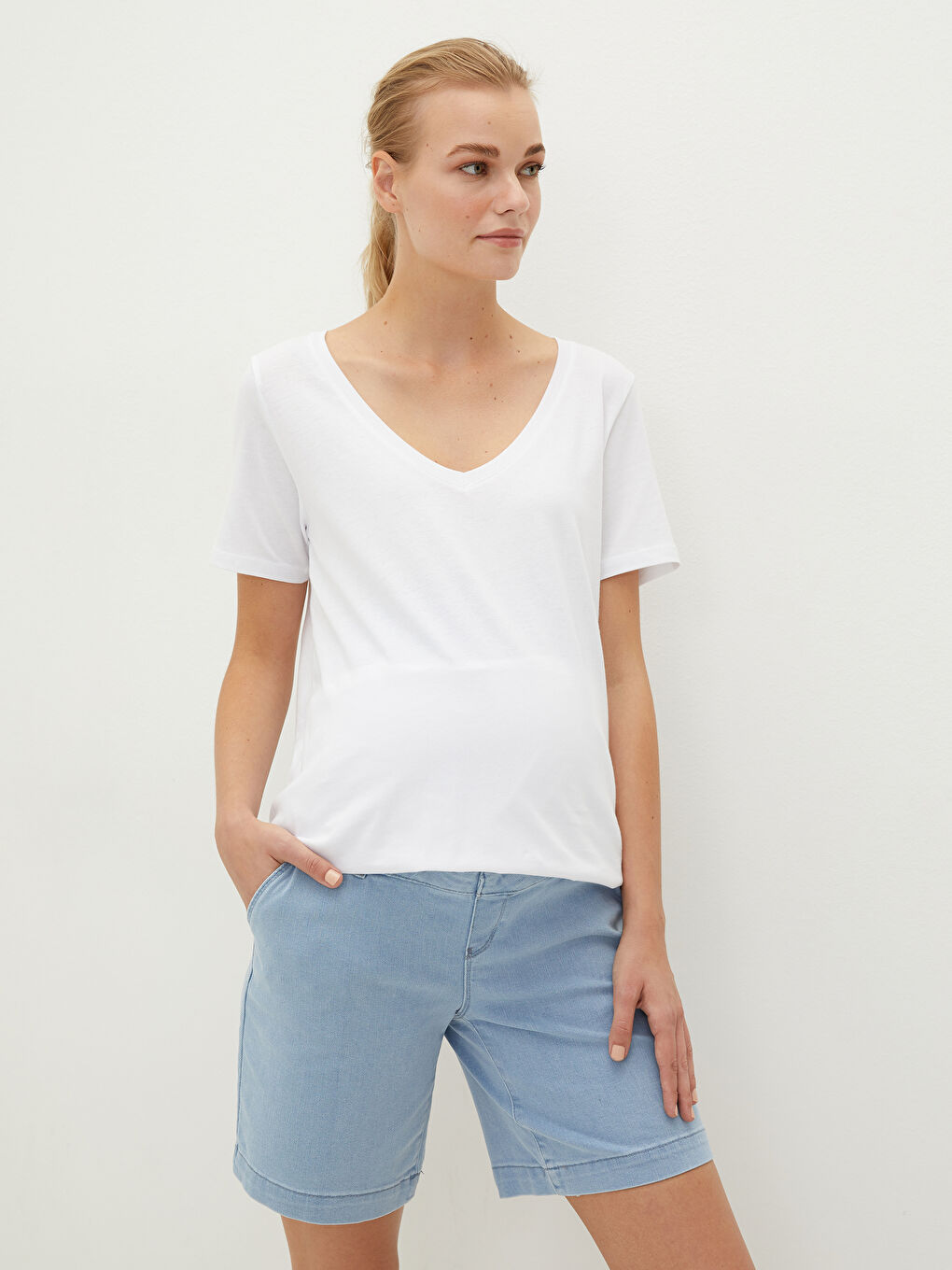 Umstandsshorts aus Jeansstoff mit Bauchband, schlichtem Muster und Taschen