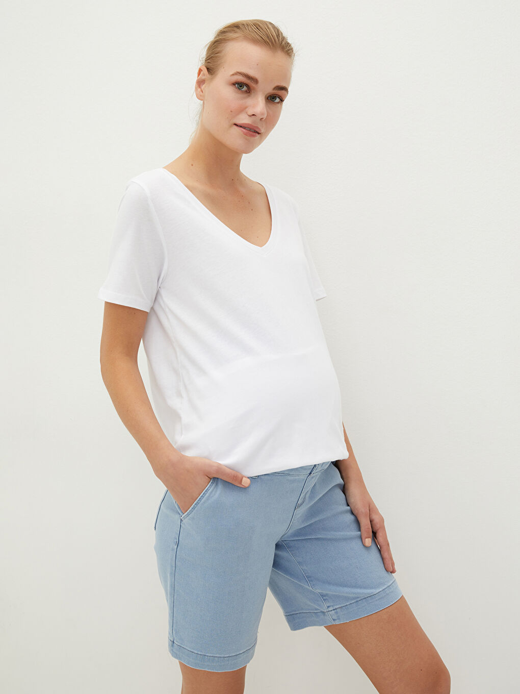 Umstandsshorts aus Jeansstoff mit Bauchband, schlichtem Muster und Taschen-1