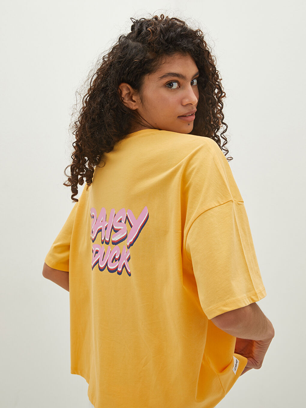 Sarı Bisiklet Yaka Daisy Duck Baskılı Kısa Kollu Pamuklu Kadın Tişört Anne Kız Kombini