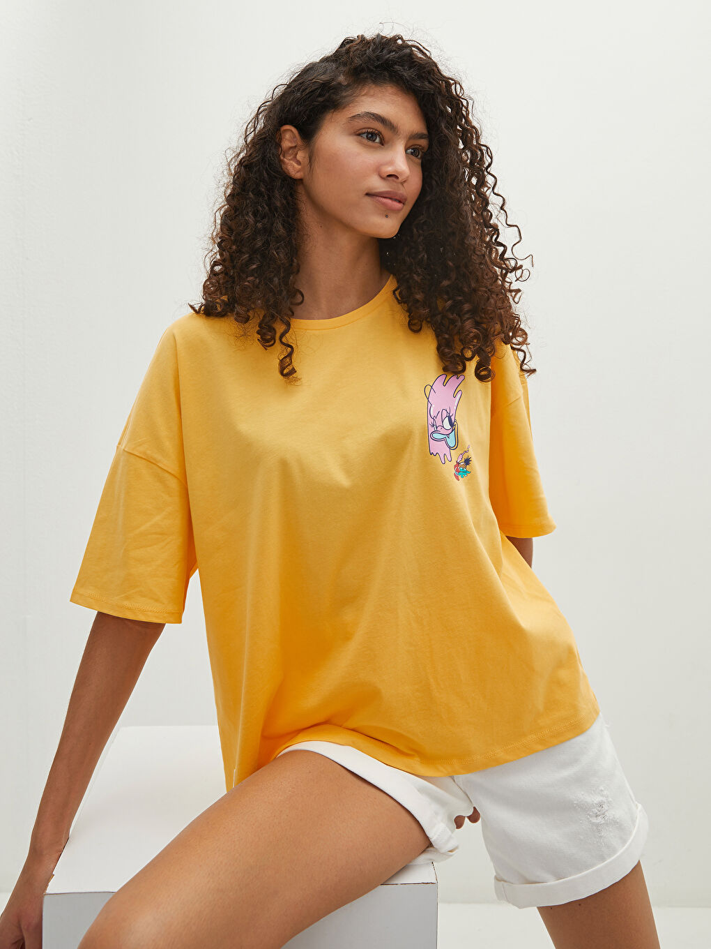 Sarı Bisiklet Yaka Daisy Duck Baskılı Kısa Kollu Pamuklu Kadın Tişört Anne Kız Kombini-1