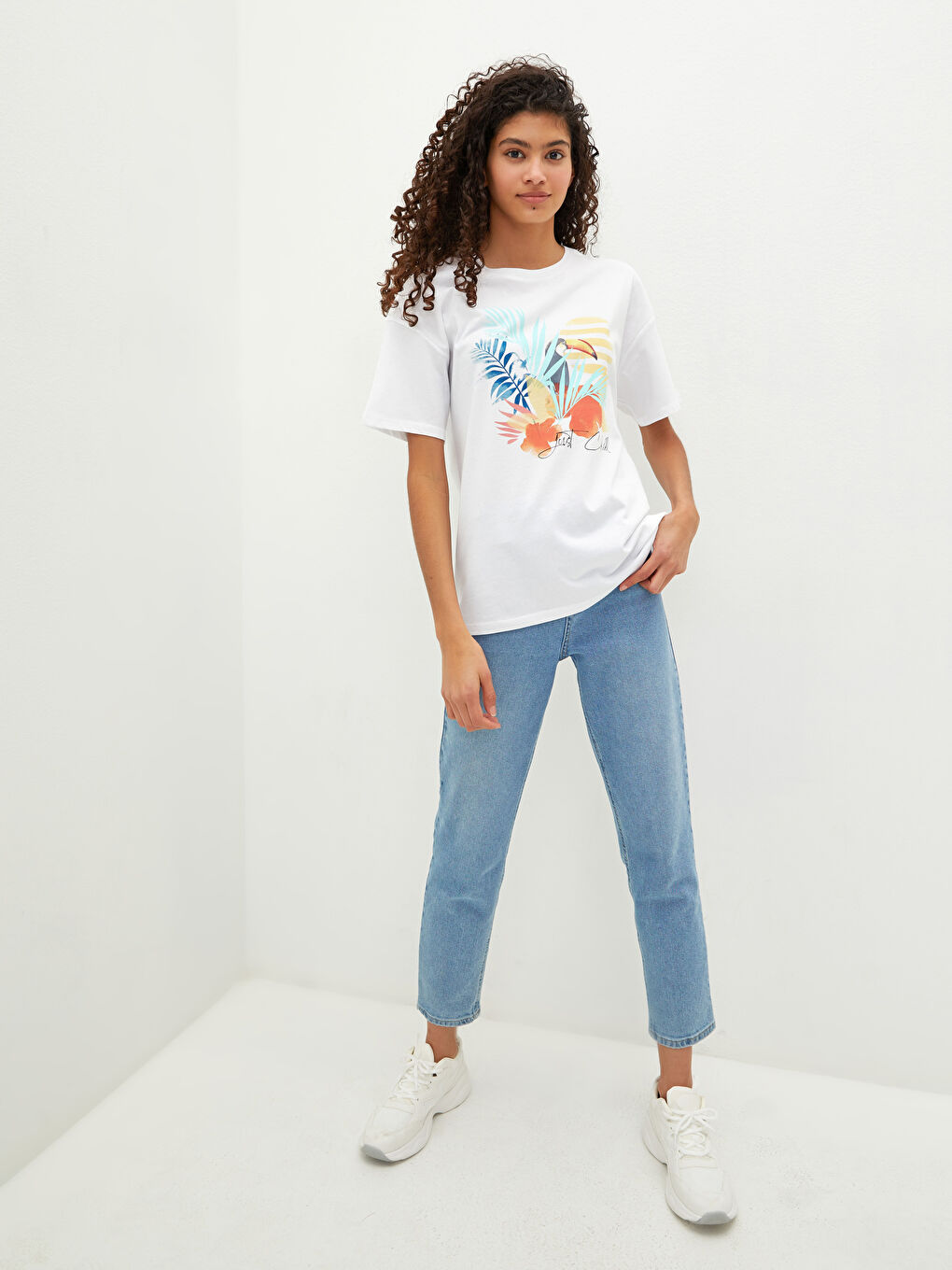 Beyaz Bisiklet Yaka Baskılı Kısa Kollu Kadın Tişört-6