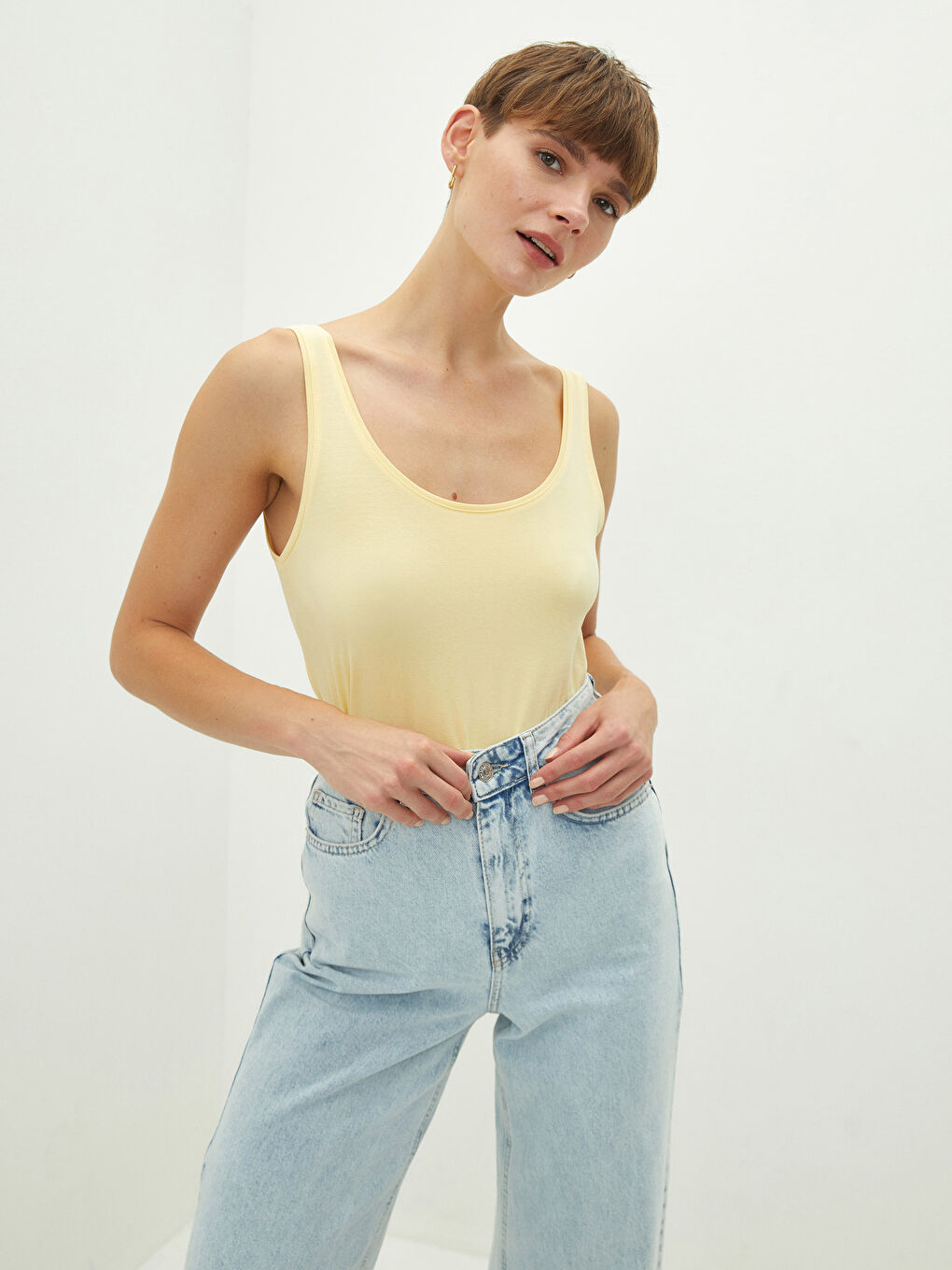 Sarı U Yaka Düz Askılı Kadın Atlet-1