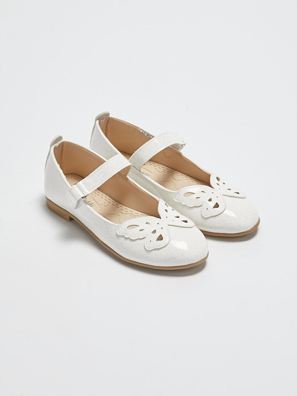 Beyaz Deri Görünümlü Cırt Cırtlı Kız Çocuk Babet