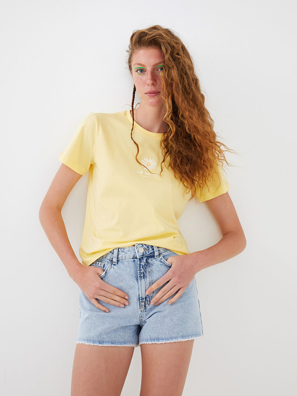 Mavi Cep Detaylı Standart Fit Kadın Jean Şort-4