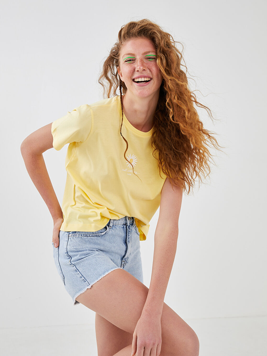 Mavi Cep Detaylı Standart Fit Kadın Jean Şort