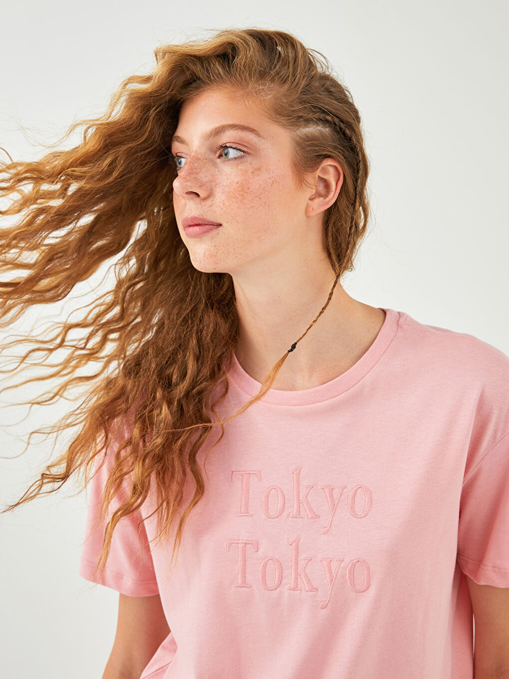 Pembe Bisiklet Yaka Nakışlı Kısa Kollu Pamuklu Kadın Tişört-5