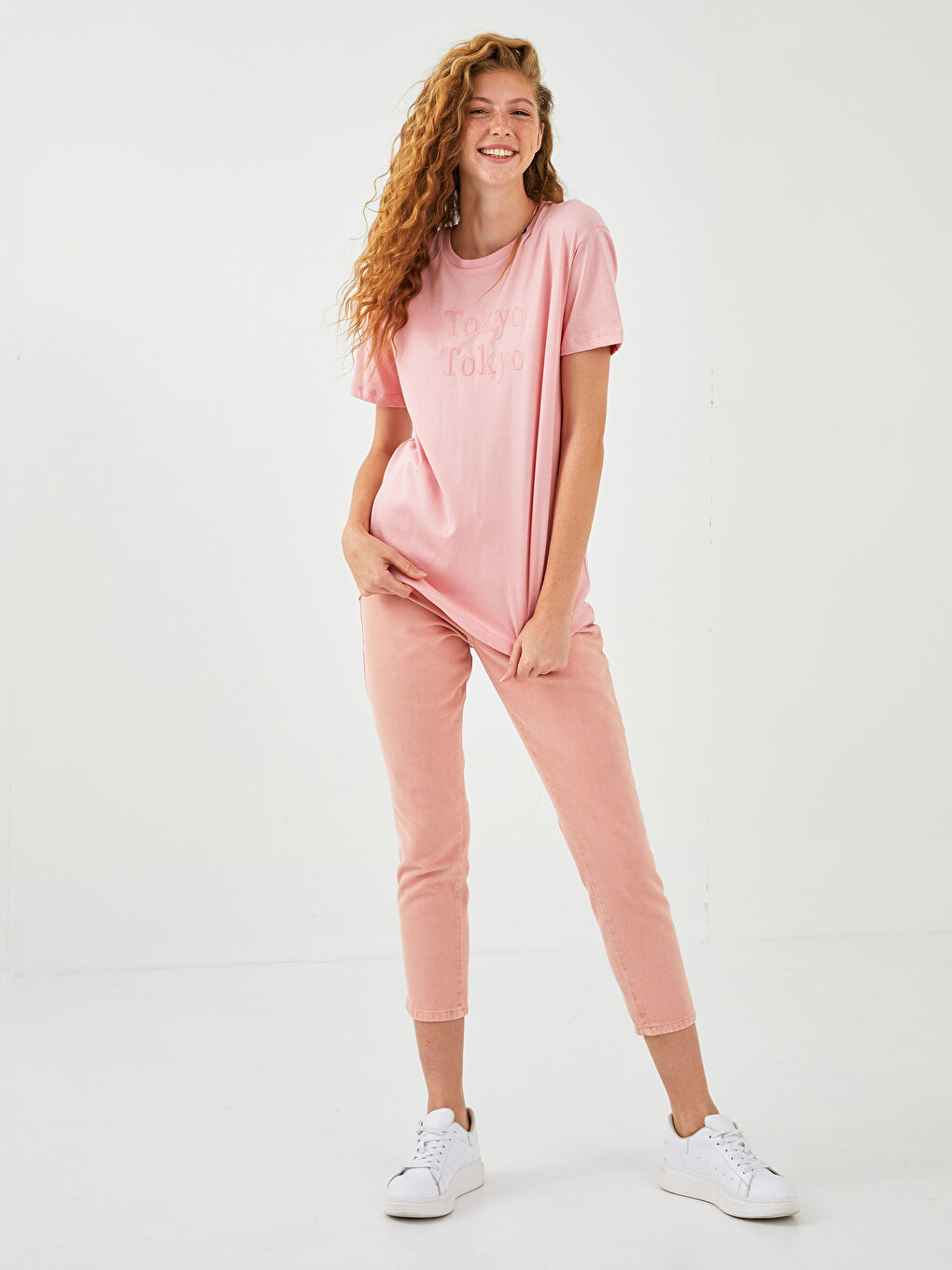 Pembe Bisiklet Yaka Nakışlı Kısa Kollu Pamuklu Kadın Tişört-7