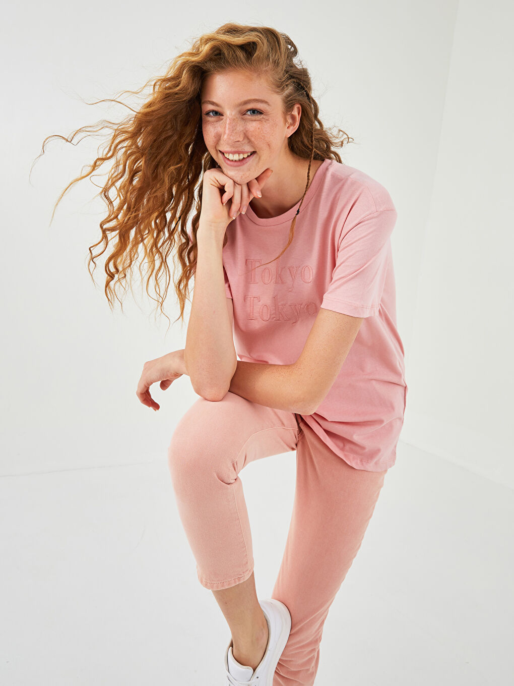 Pembe Bisiklet Yaka Nakışlı Kısa Kollu Pamuklu Kadın Tişört-1