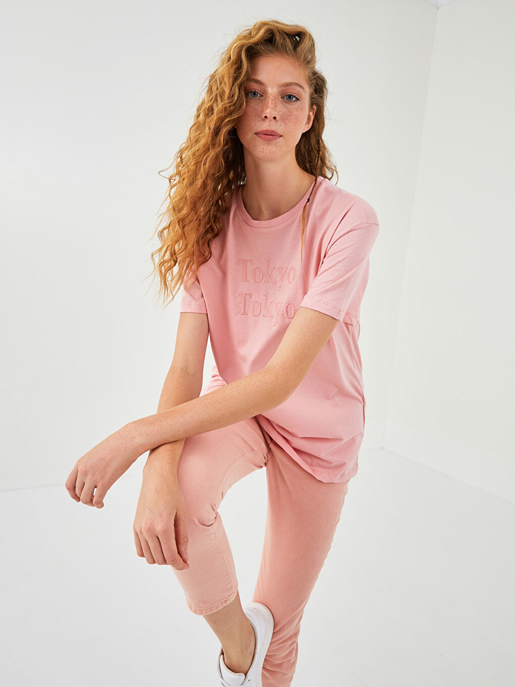 Pembe Bisiklet Yaka Nakışlı Kısa Kollu Pamuklu Kadın Tişört-3