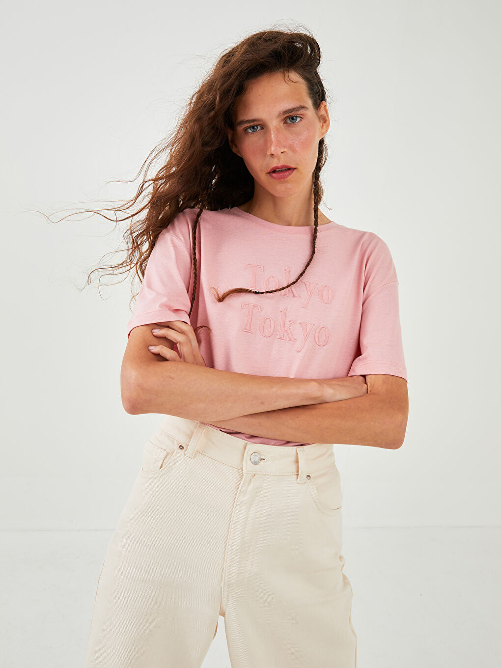 Pembe Bisiklet Yaka Nakışlı Kısa Kollu Pamuklu Kadın Tişört-4