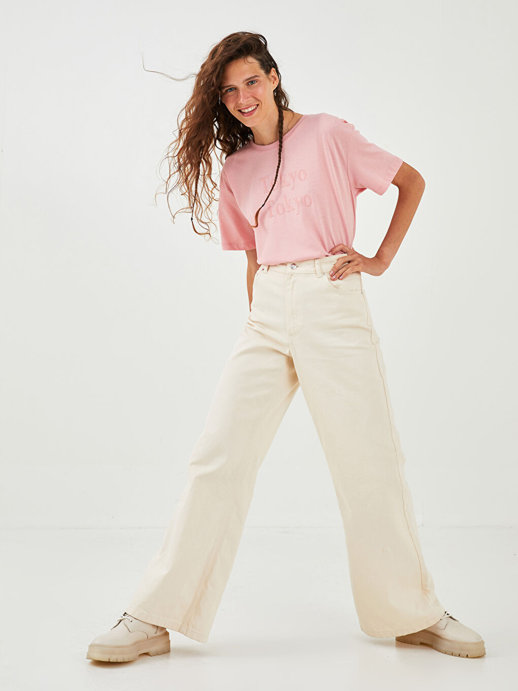 Pembe Bisiklet Yaka Nakışlı Kısa Kollu Pamuklu Kadın Tişört-2