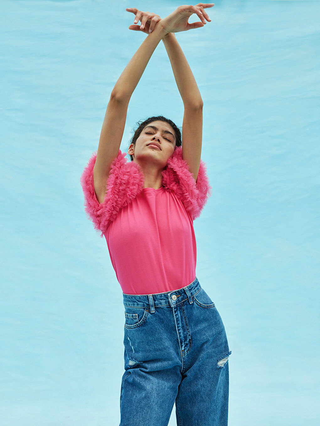 تيشيرت نسائي سادة بياقة دائرية بأكمام منفوشة وتفاصيل مكشكشة-1