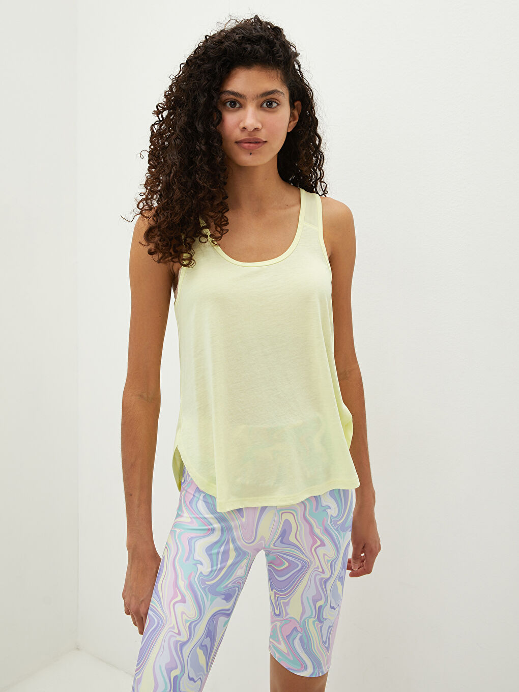 ياقة على شكل حرف U بِحَمّالات مستقيمة قميص رياضي للسيدات-4