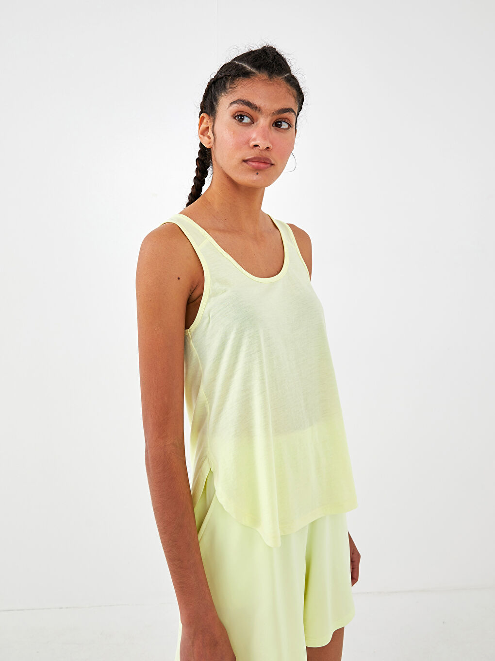 ياقة على شكل حرف U بِحَمّالات مستقيمة قميص رياضي للسيدات-1