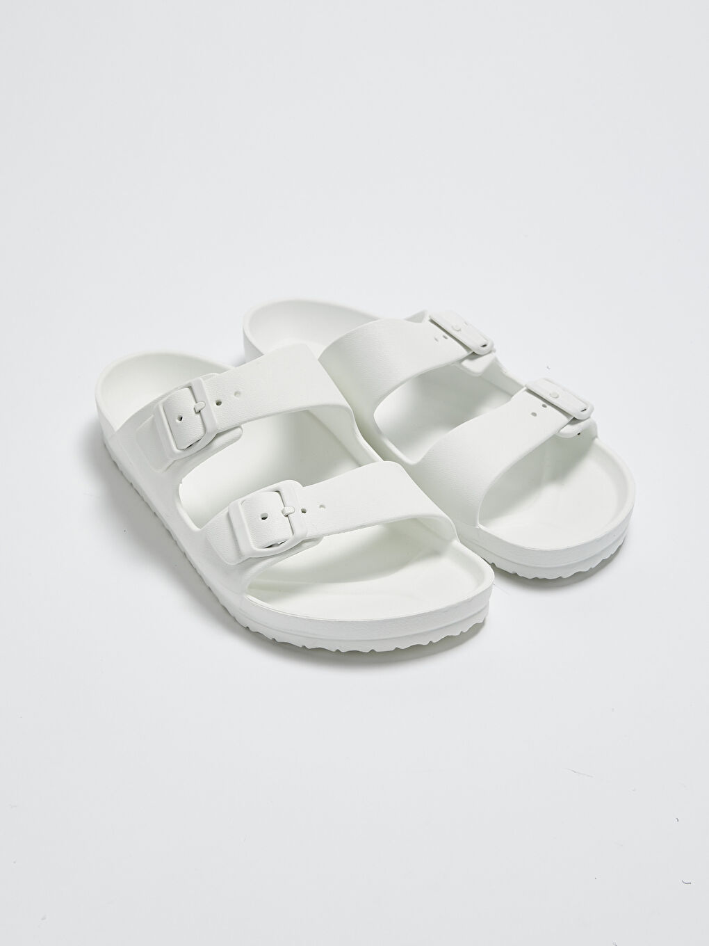 Beyaz Çift Bantlı Tokalı Erkek Terlik