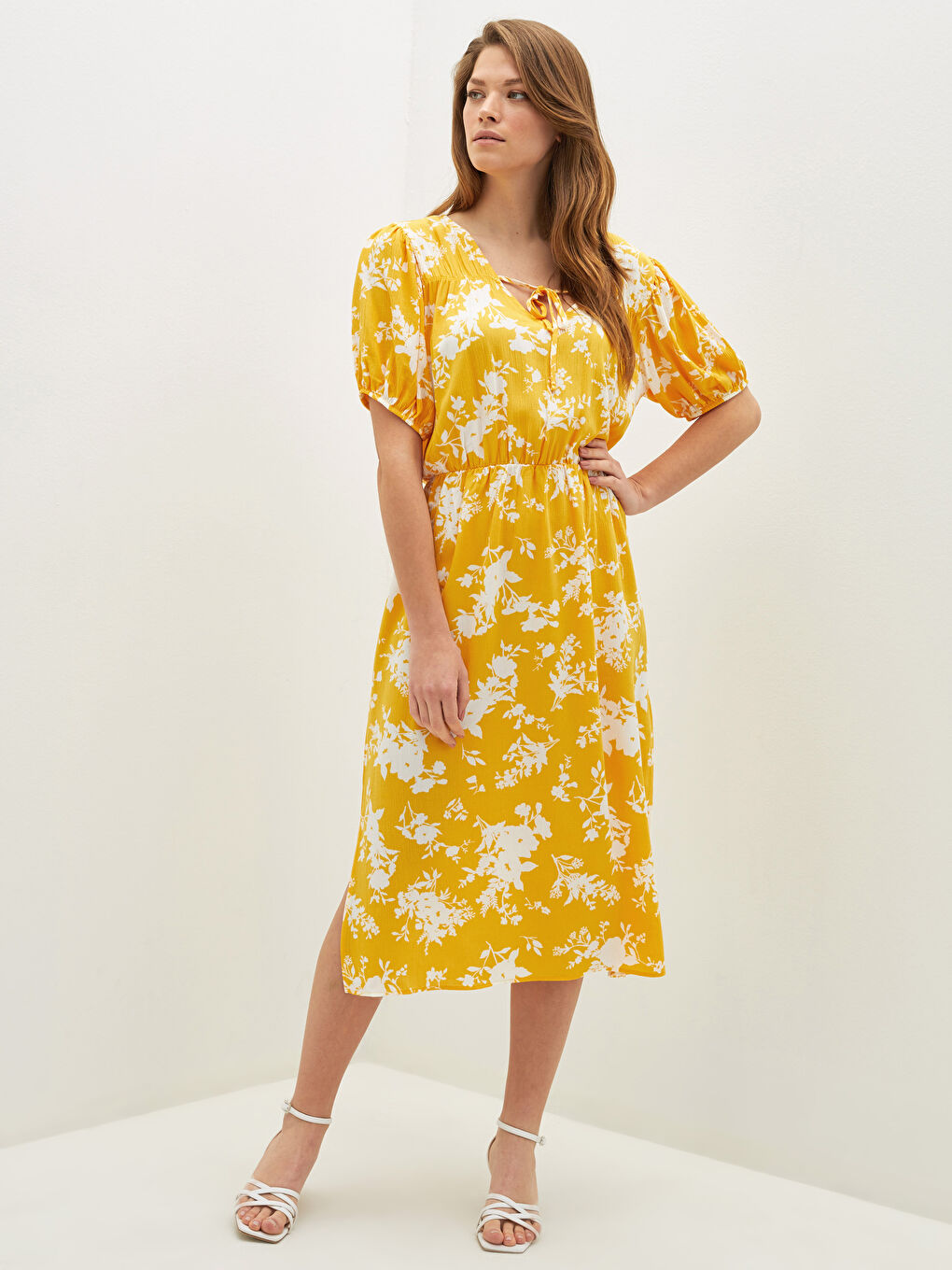 Sarı Bağlamalı Yaka Çiçekli Kısa Kollu Krinkle Kumaş Kadın Elbise