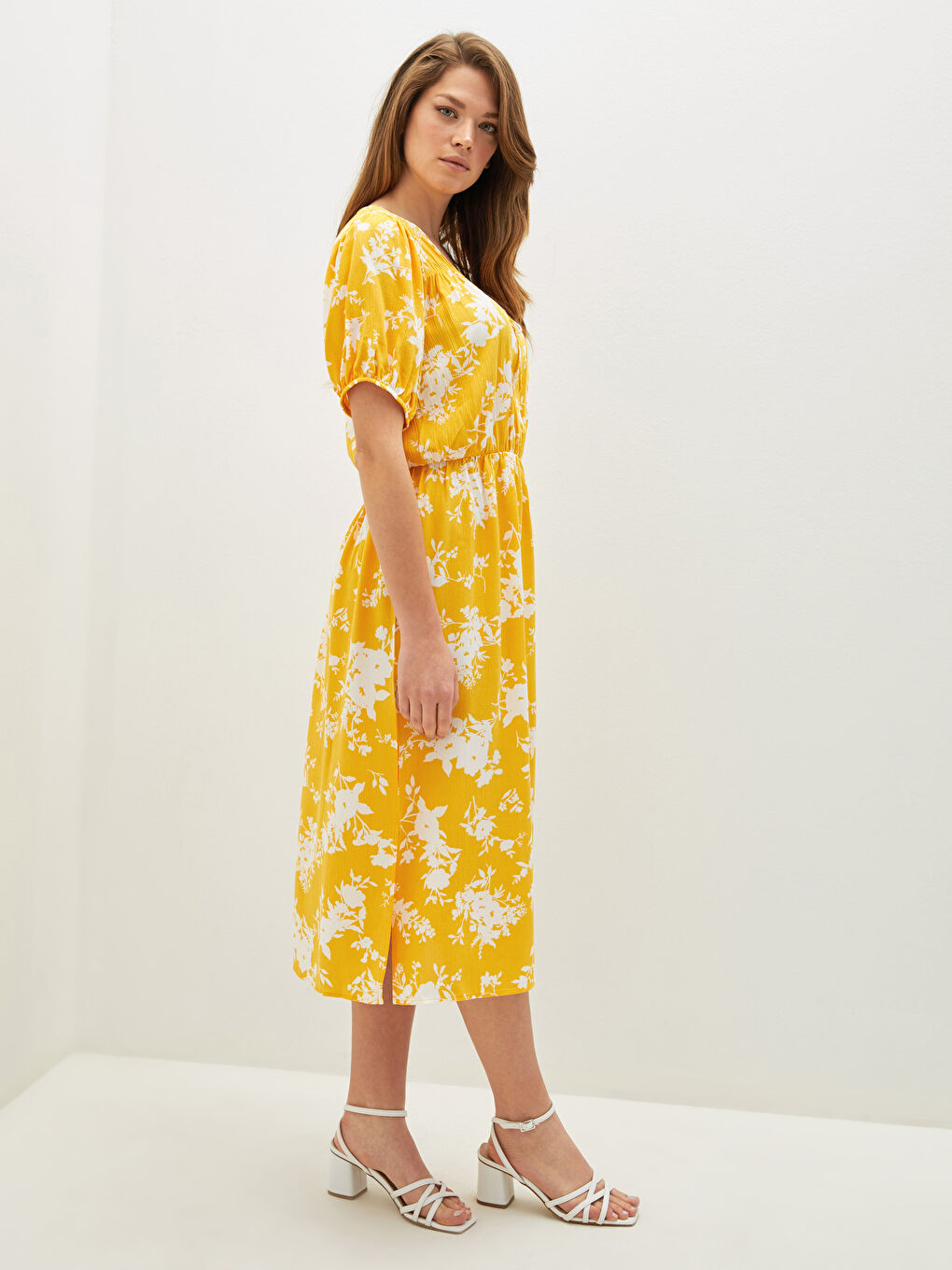 Sarı Bağlamalı Yaka Çiçekli Kısa Kollu Krinkle Kumaş Kadın Elbise-1