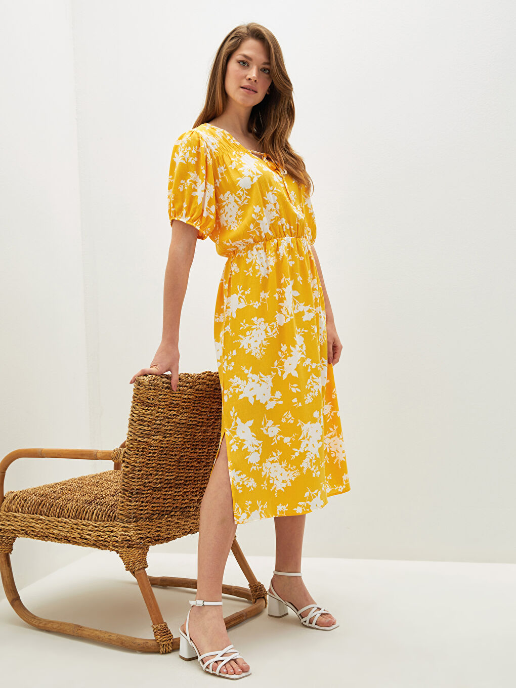 Sarı Bağlamalı Yaka Çiçekli Kısa Kollu Krinkle Kumaş Kadın Elbise-2