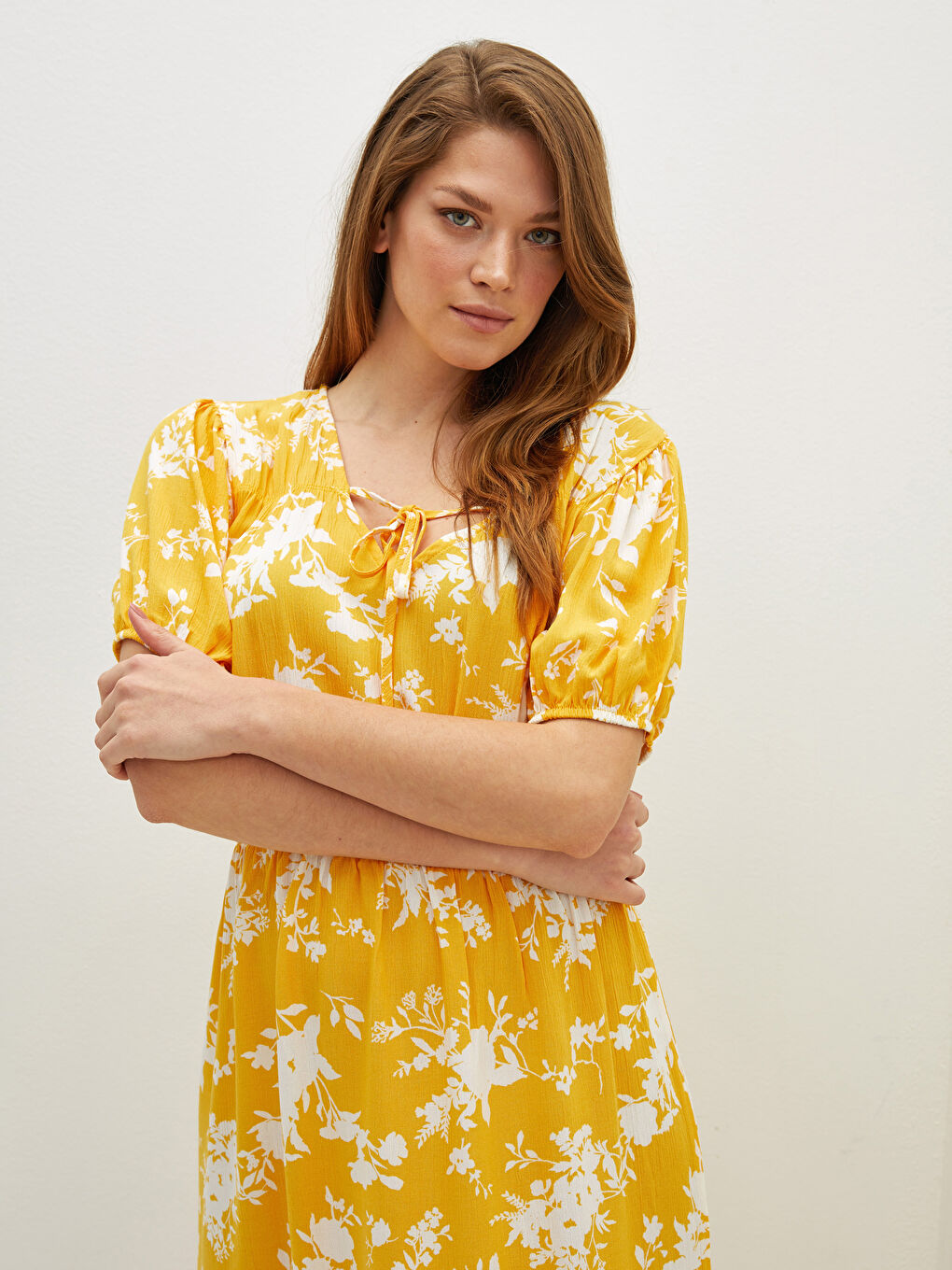 Sarı Bağlamalı Yaka Çiçekli Kısa Kollu Krinkle Kumaş Kadın Elbise-3