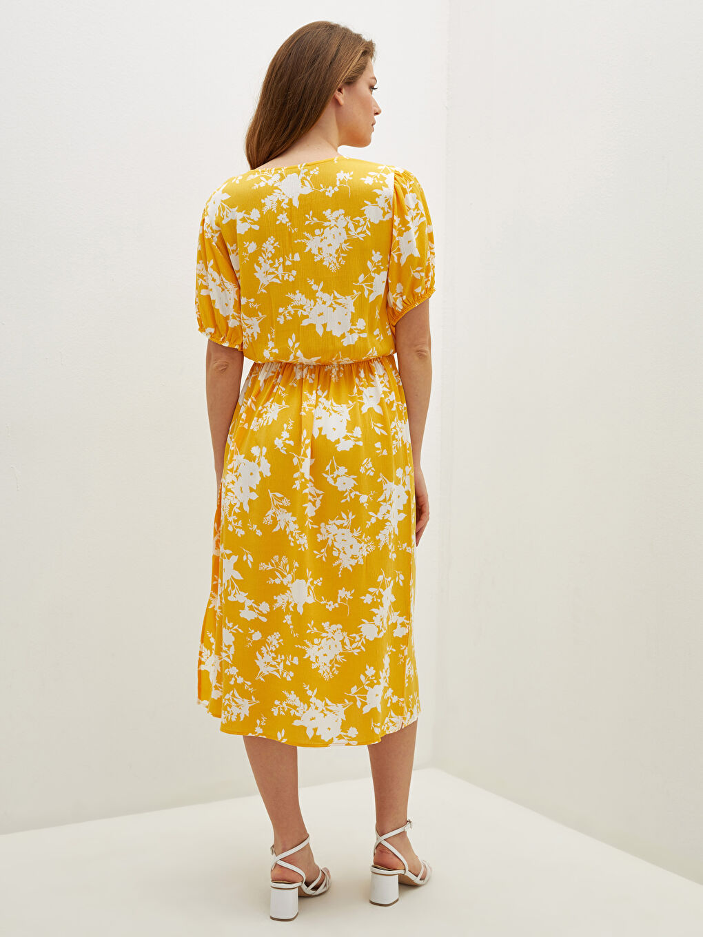 Sarı Bağlamalı Yaka Çiçekli Kısa Kollu Krinkle Kumaş Kadın Elbise-4