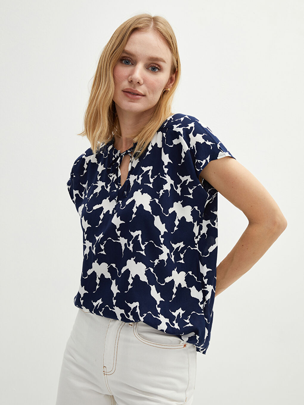 Μπλούζα Γυναικεία Βισκόζη Με Δέσιμο Γιακά Εκτυπωμένο Κοντό Μανίκι