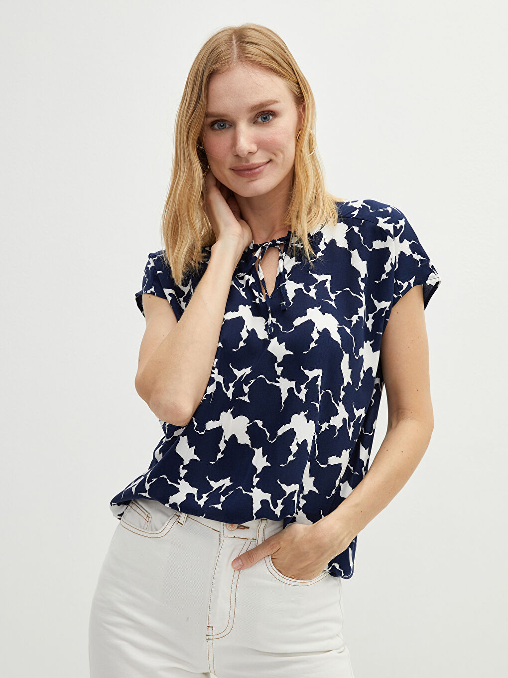 Μπλούζα Γυναικεία Βισκόζη Με Δέσιμο Γιακά Εκτυπωμένο Κοντό Μανίκι-1