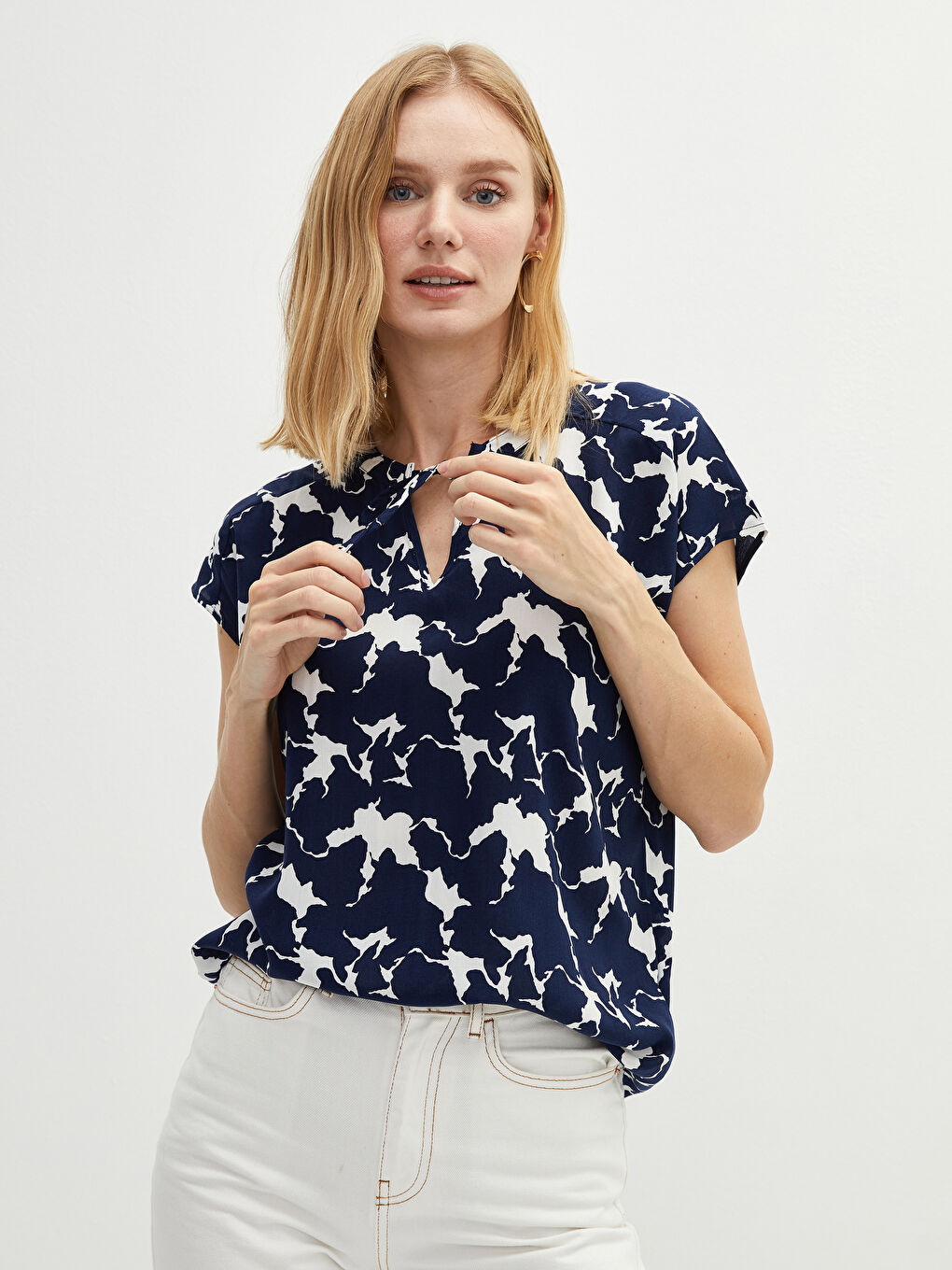 Μπλούζα Γυναικεία Βισκόζη Με Δέσιμο Γιακά Εκτυπωμένο Κοντό Μανίκι-2