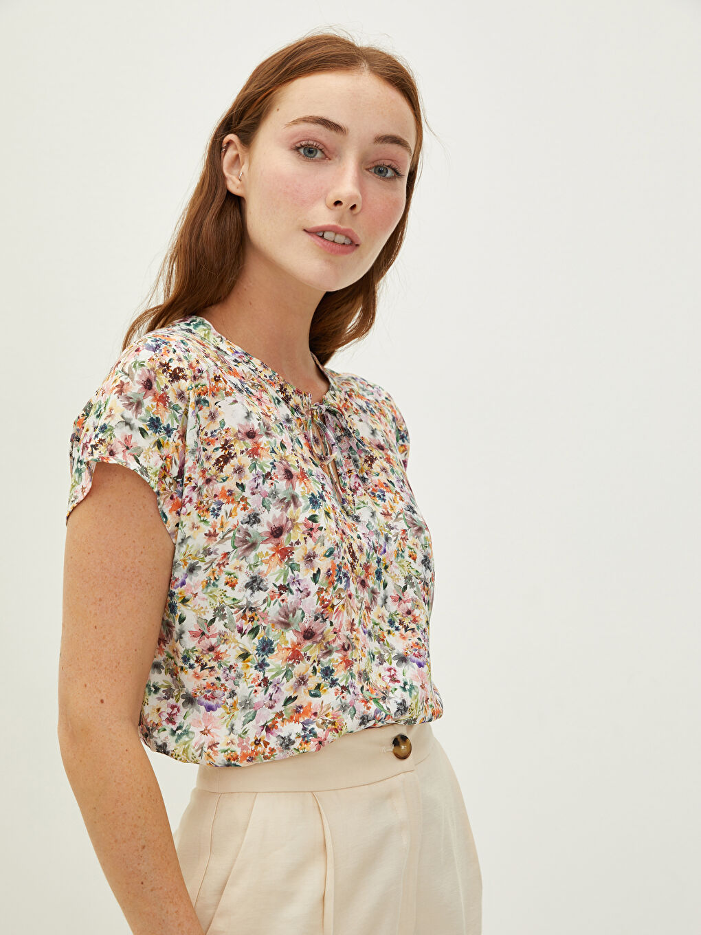 Karışık Bağlamalı Yaka Çiçekli Kısa Kollu Viskon Kadın Bluz