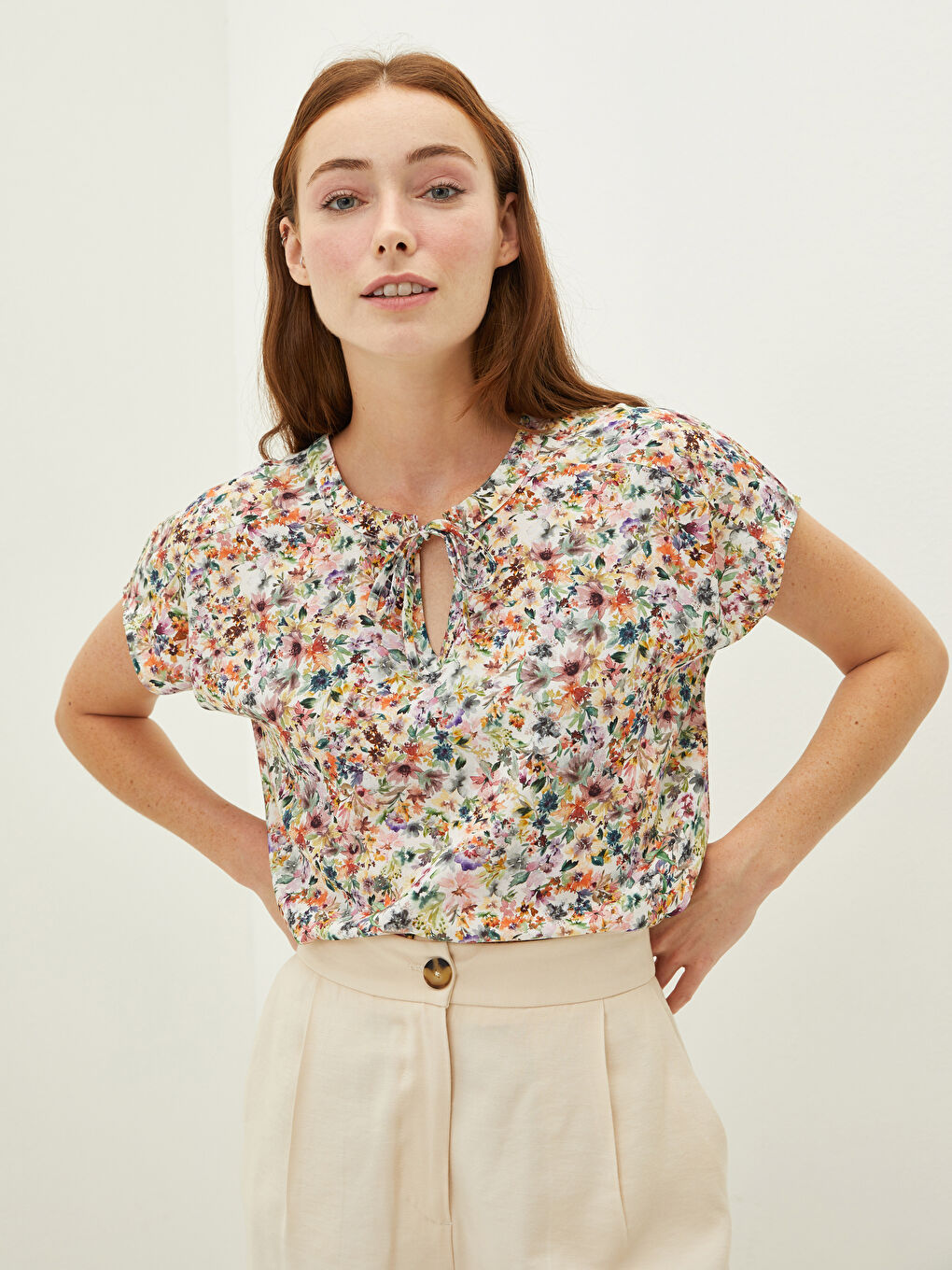Karışık Bağlamalı Yaka Çiçekli Kısa Kollu Viskon Kadın Bluz-1