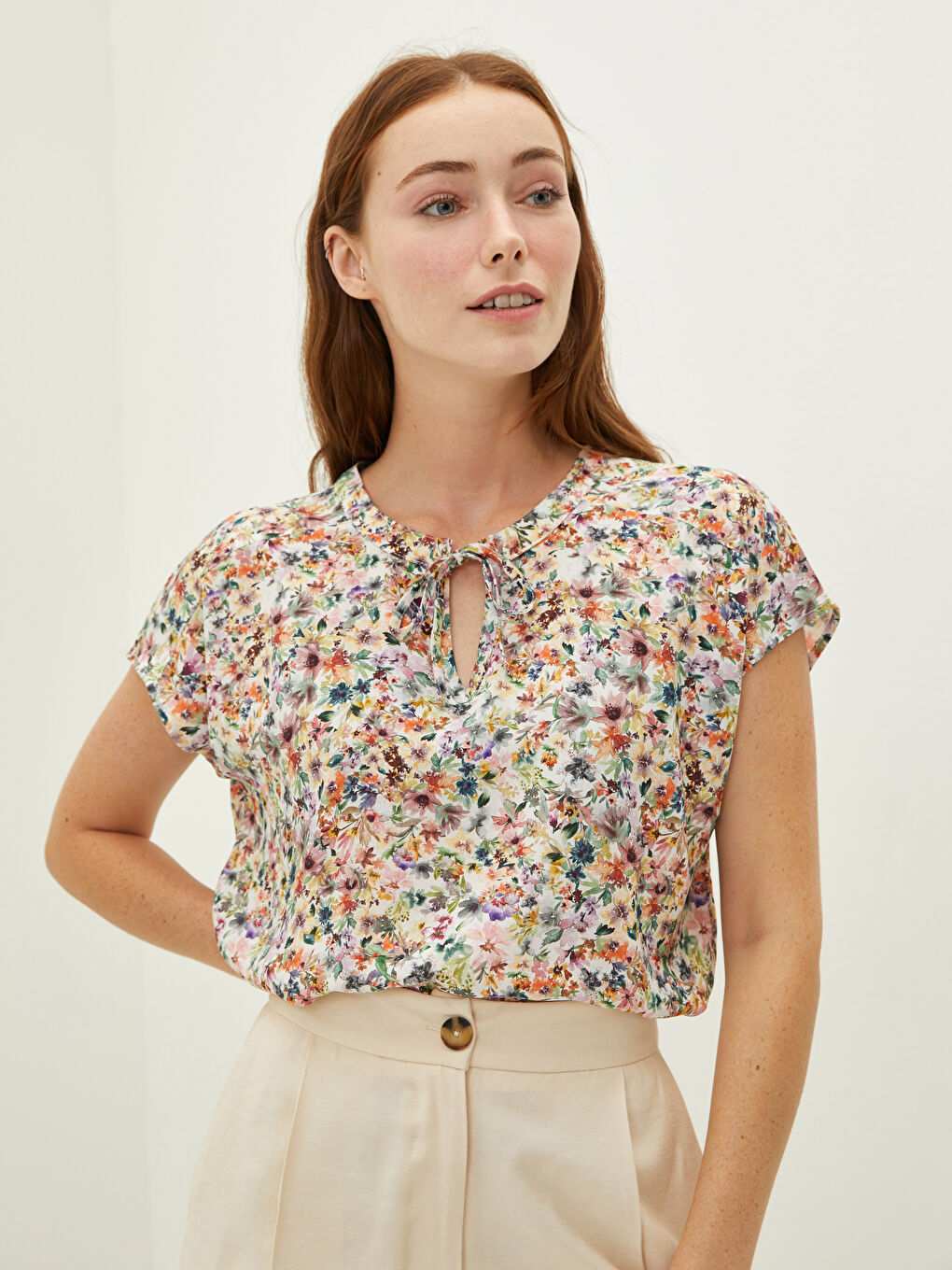 Karışık Bağlamalı Yaka Çiçekli Kısa Kollu Viskon Kadın Bluz-2