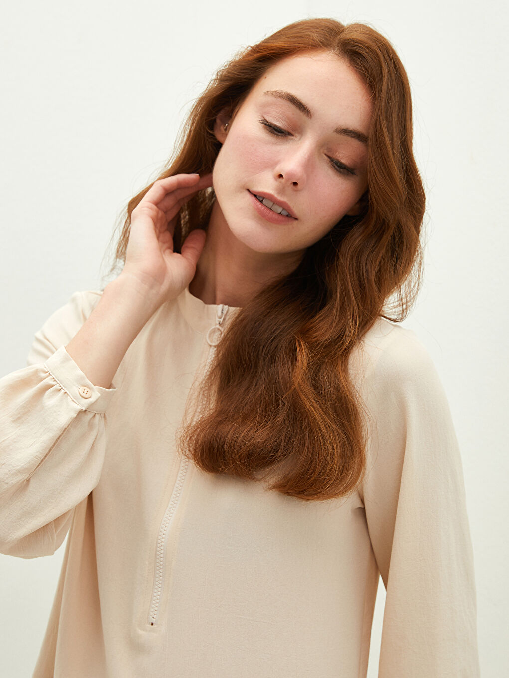 Bej Bisiklet Yaka Düz Uzun Kollu Medine İpeği Kumaş Kadın Tunik-3