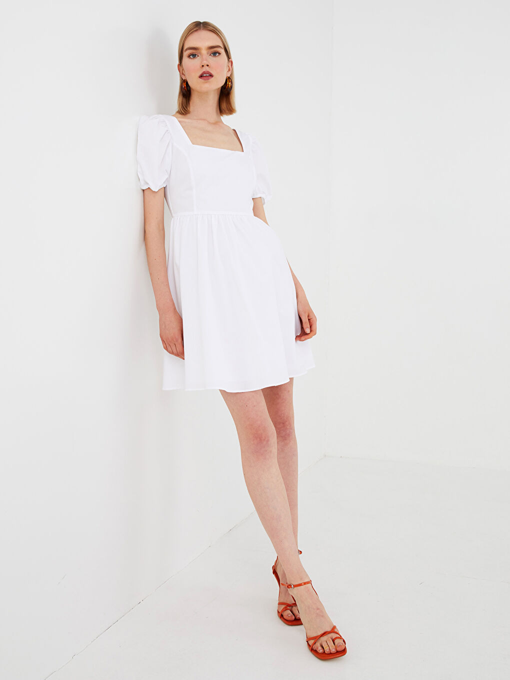 Beyaz Kare Yaka Düz Balon Kollu Poplin Kadın Elbise