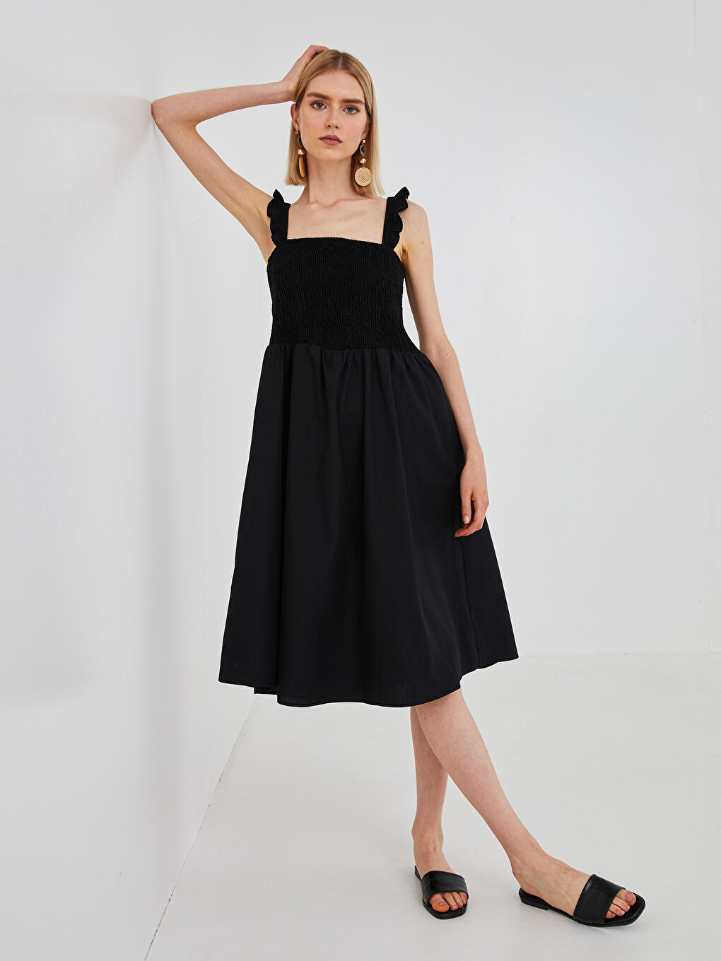 Siyah Kare Yaka Askılı Fırfır Detaylı Poplin Kadın Elbise-1