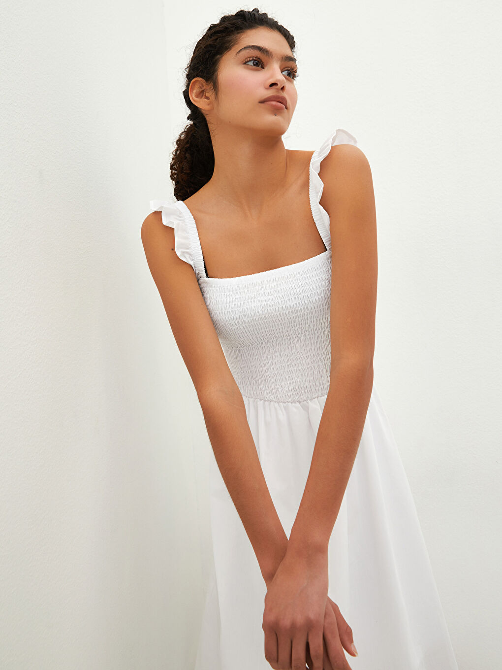 Beyaz Kare Yaka Askılı Fırfır Detaylı Poplin Kadın Elbise-2