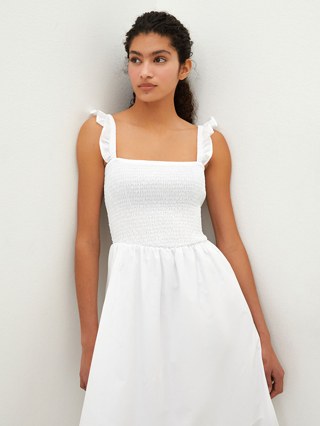 Beyaz Kare Yaka Askılı Fırfır Detaylı Poplin Kadın Elbise-4