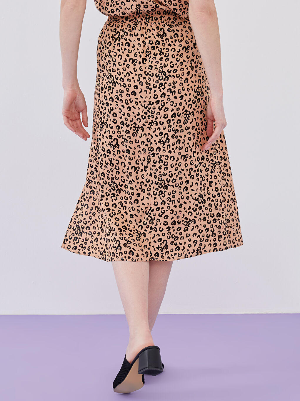 Suknja od viskoze sa elastičnim strukom i uzorkom za žene-3