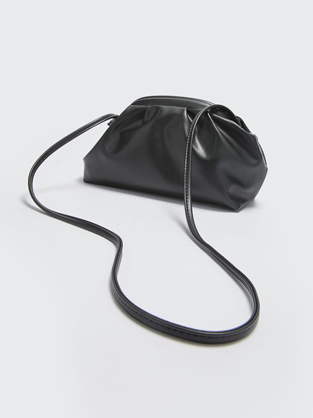 Siyah Deri Görünümlü Kadın Çapraz Çanta-4