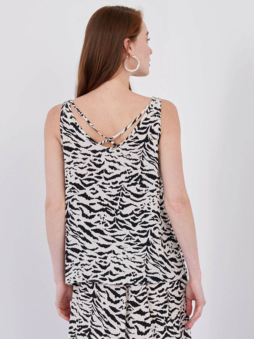 Ekru V Yaka Askılı Desenli Çapraz Biye Detaylı Viskon Kadın Bluz-1