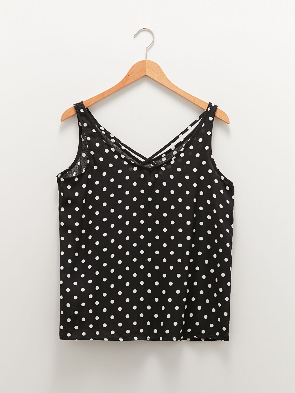 Beyaz V Yaka Askılı Puantiyeli Çapraz Biye Detaylı Viskon Kadın Bluz-12