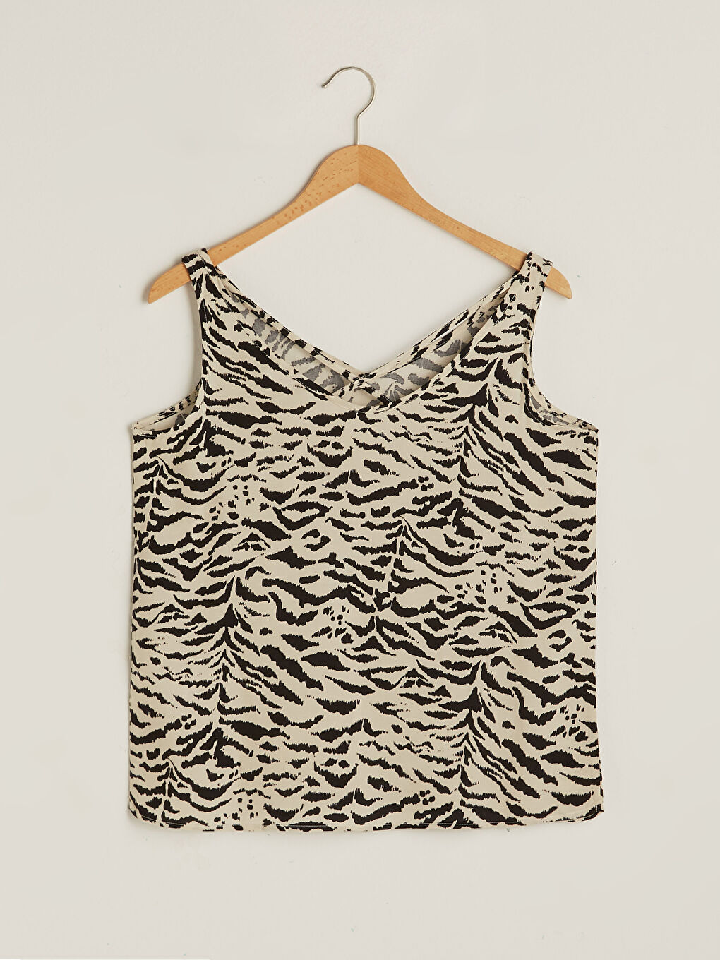 Ekru V Yaka Askılı Desenli Çapraz Biye Detaylı Viskon Kadın Bluz-5