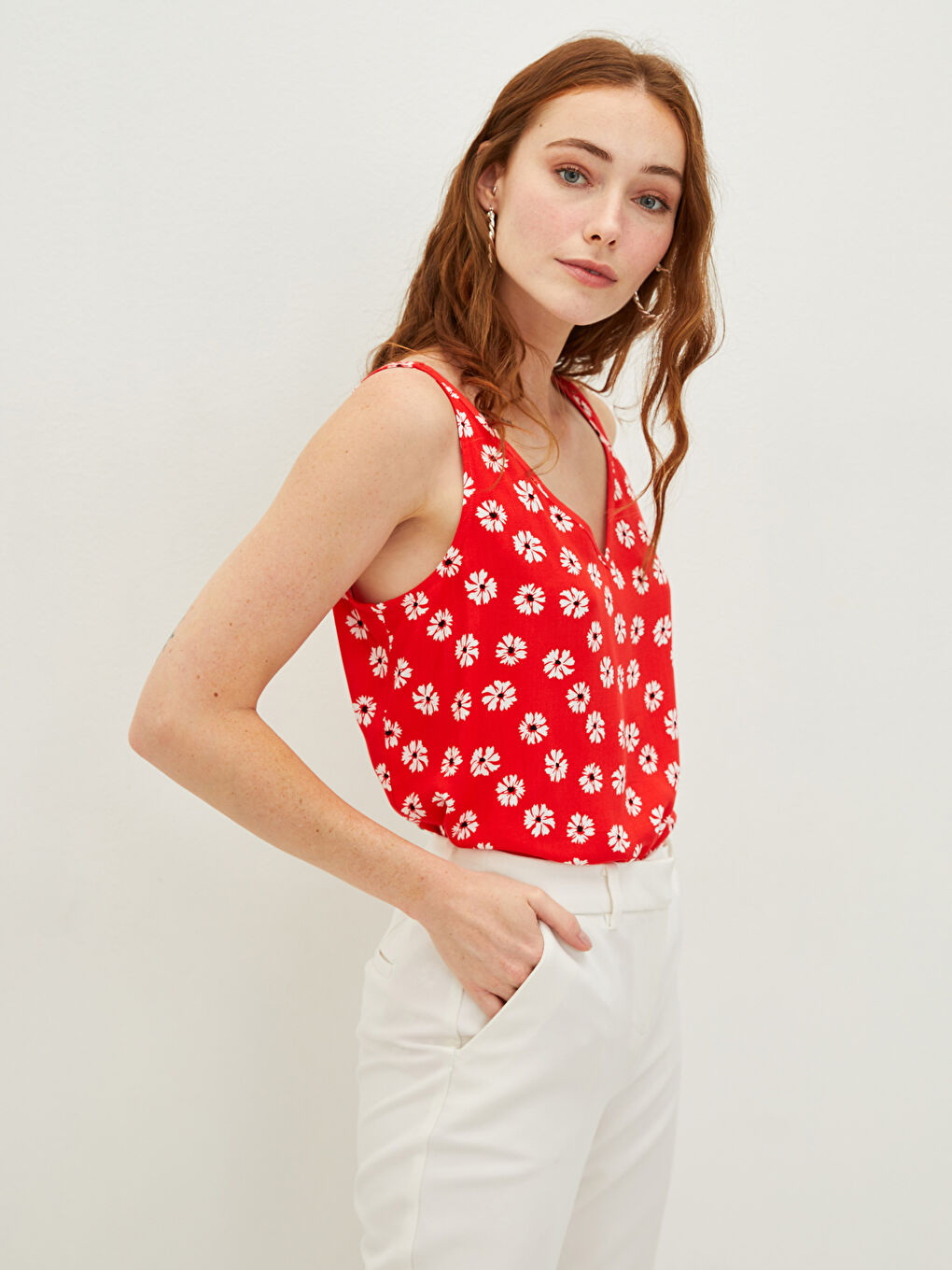 Mercan V Yaka Askılı Çiçekli Çapraz Biye Detaylı Viskon Kadın Bluz-5