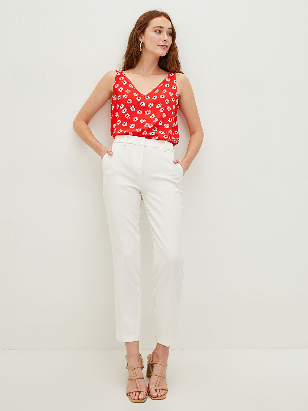 Mercan V Yaka Askılı Çiçekli Çapraz Biye Detaylı Viskon Kadın Bluz-6