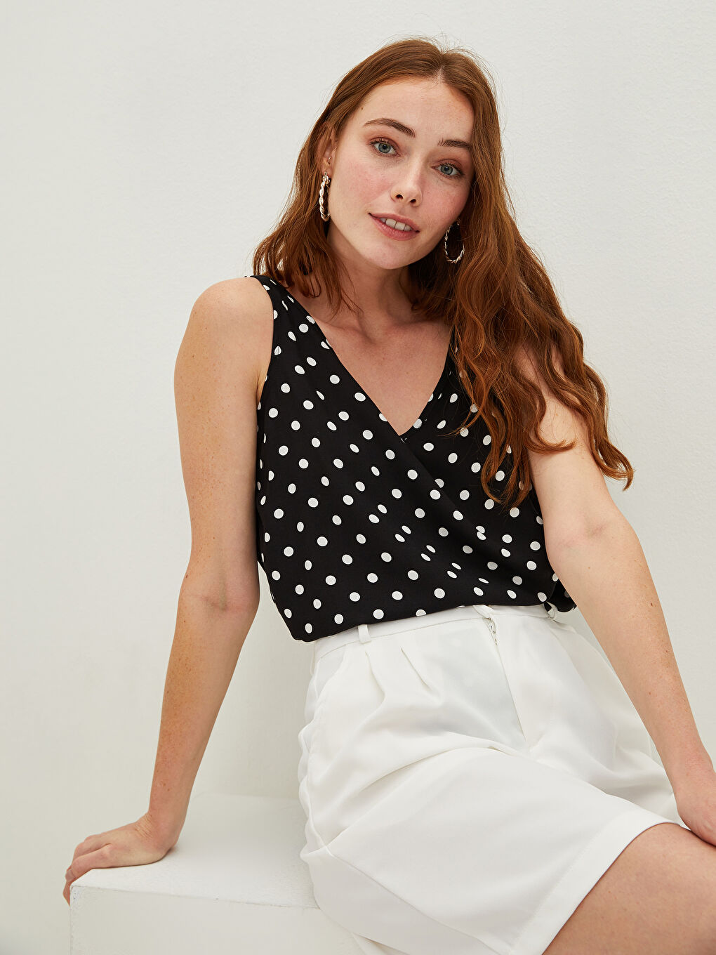 Beyaz V Yaka Askılı Puantiyeli Çapraz Biye Detaylı Viskon Kadın Bluz-5