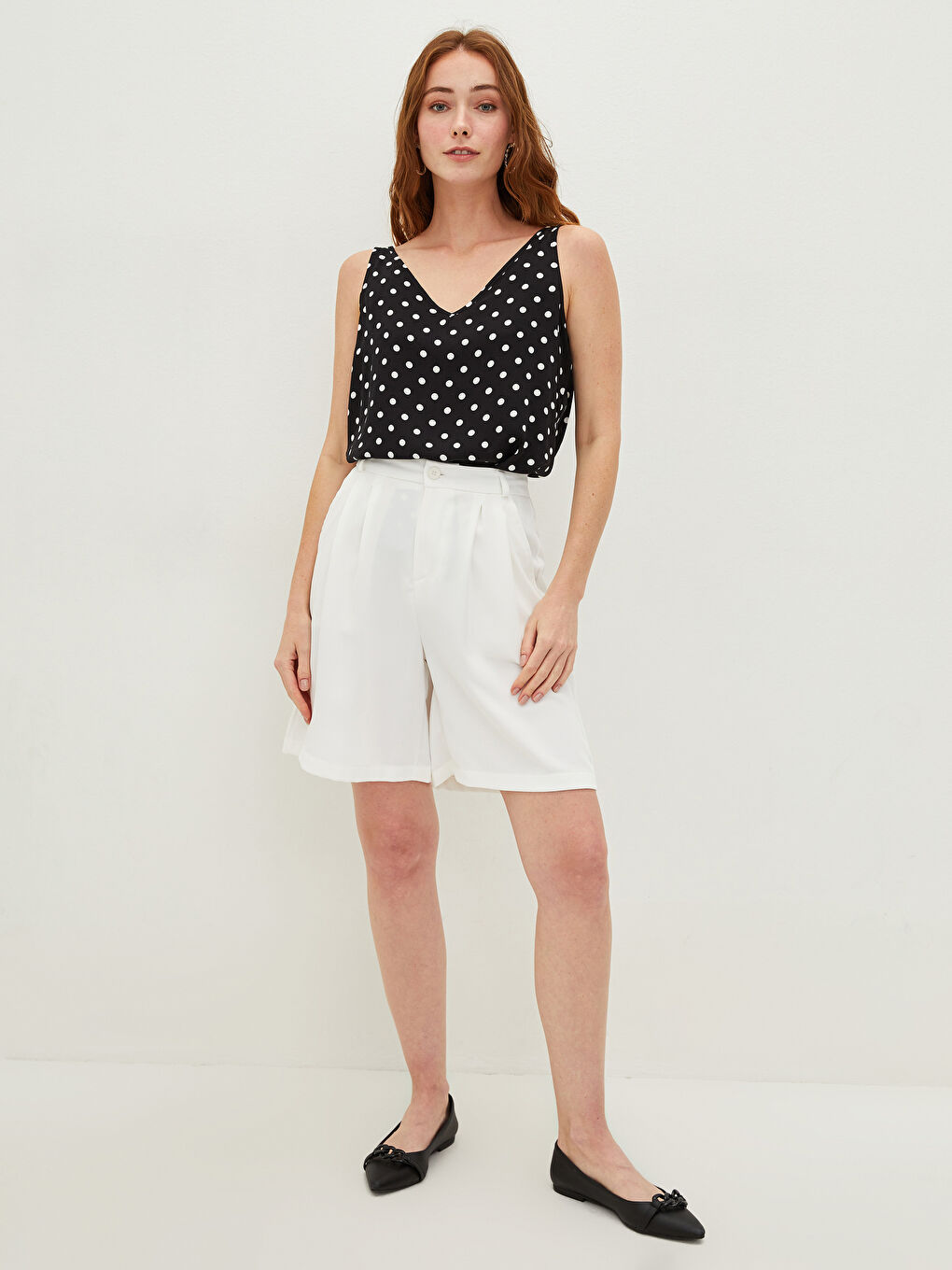 Beyaz V Yaka Askılı Puantiyeli Çapraz Biye Detaylı Viskon Kadın Bluz-7