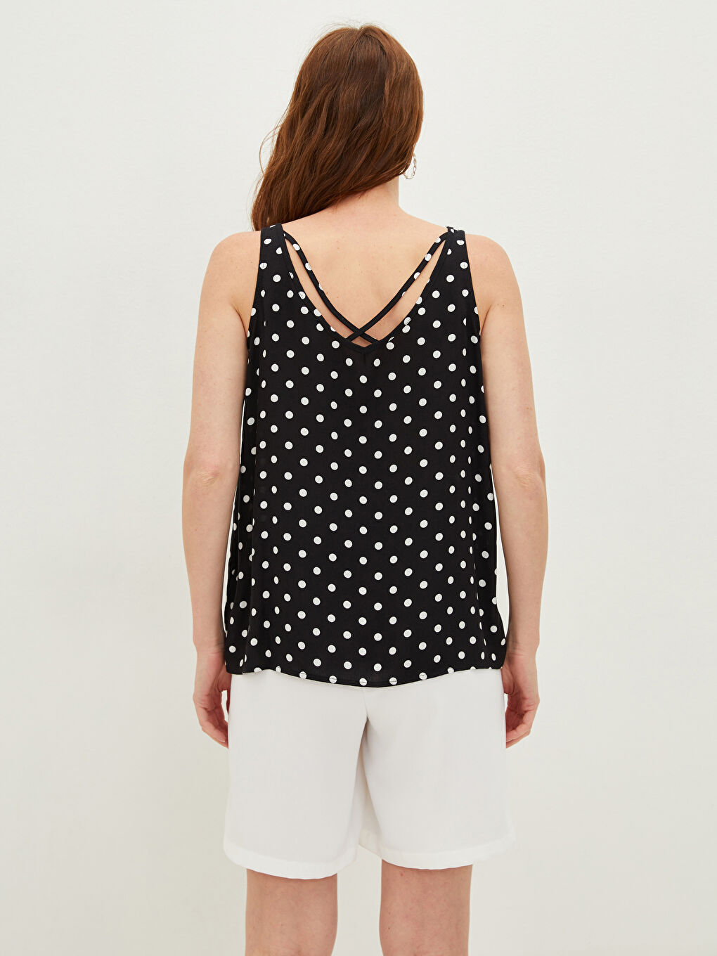 Beyaz V Yaka Askılı Puantiyeli Çapraz Biye Detaylı Viskon Kadın Bluz-9